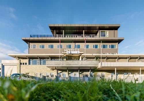 Imagen de los exteriores del Hotel Vestnes Fjordhotell. Foto 5