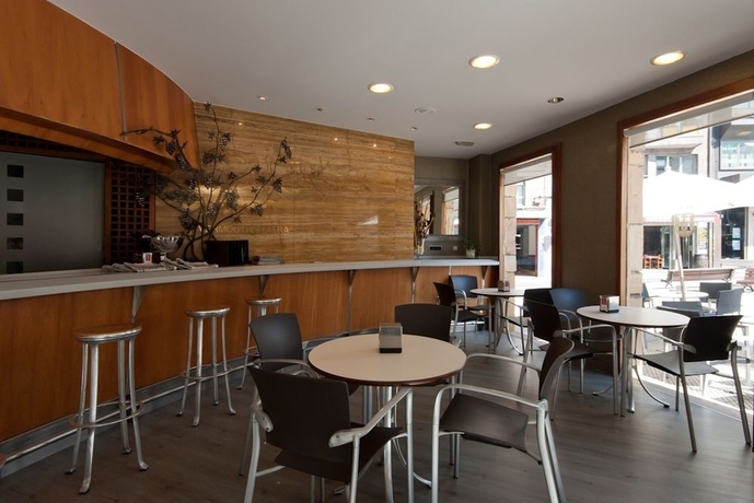 Imagen del bar/restaurante del Hotel Vetusta. Foto 2