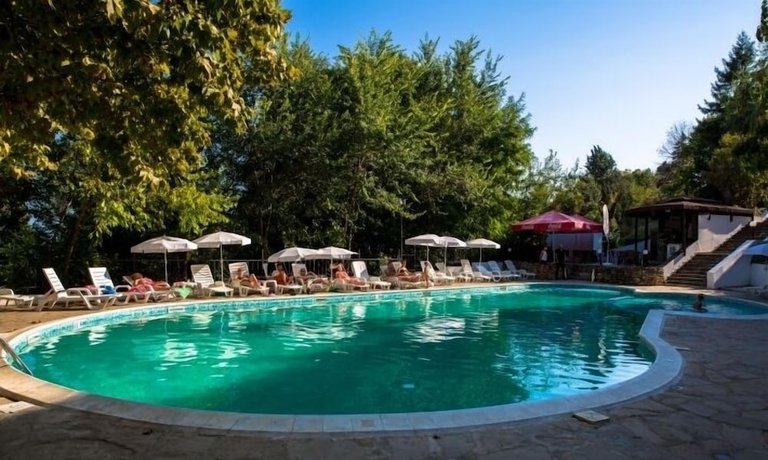 Imagen de la piscina del Hotel Vezhen. Foto 17