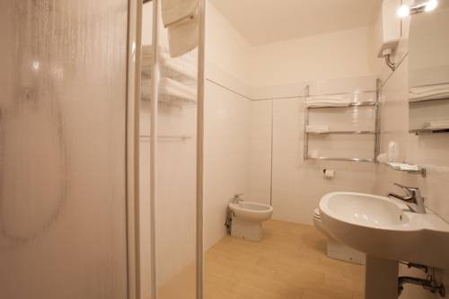Imagen de la habitación del Hotel Vezzano. Foto 16