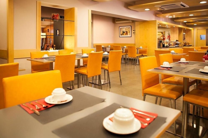 Imagen del bar/restaurante del Hotel Via Augusta. Foto 1