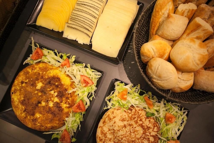 Imagen del bar/restaurante del Hotel Via Augusta. Foto 2