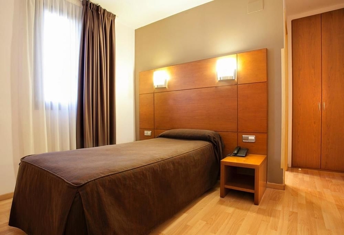 Imagen de la habitación del Hotel Via Augusta. Foto 9