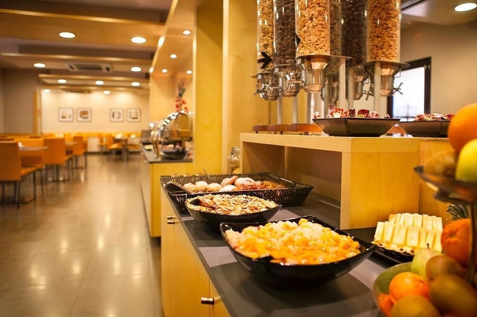 Imagen del bar/restaurante del Hotel Via Augusta. Foto 3