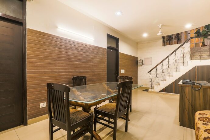 Imagen general del Hotel Via Hemkunt Mansion - Nr Noida Sector-15 Metro. Foto 10