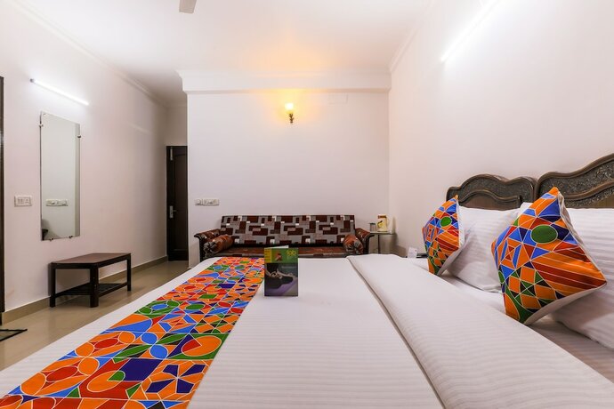 Imagen de la habitación del Hotel Via Hemkunt Mansion - Nr Noida Sector-15 Metro. Foto 20