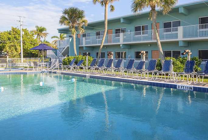 Imagen de la piscina del Hotel Via Roma Beach Resort. Foto 17