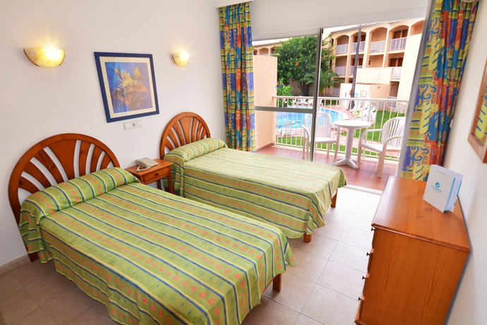 Imagen de la habitación del Hotel Vibra Cala Tarida. Foto 4
