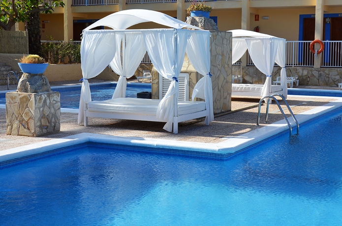 Imagen de la piscina del Hotel Vibra Cala Tarida. Foto 9