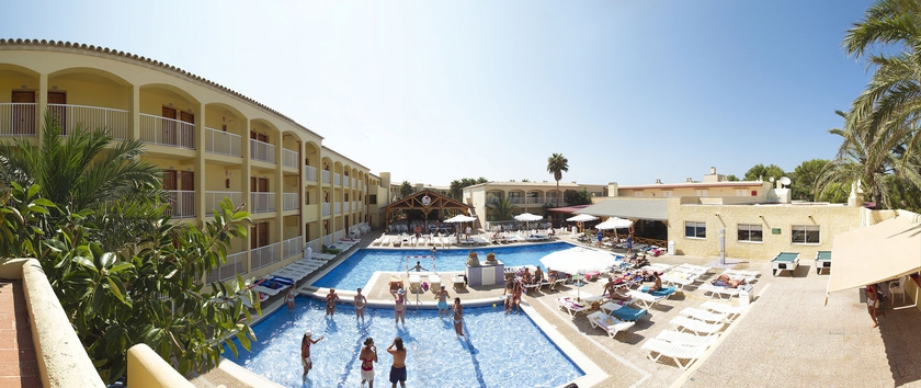 Imagen de la piscina del Hotel Vibra Cala Tarida. Foto 11