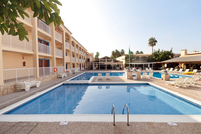 Imagen de la piscina del Hotel Vibra Cala Tarida. Foto 14