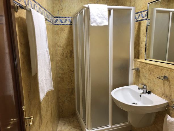 Imagen de la habitación del Hotel Viccar. Foto 10