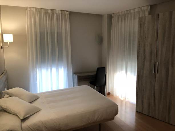 Imagen de la habitación del Hotel Viccar. Foto 18