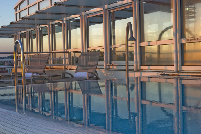 Imagen de la piscina del Hotel Vichy Celestins Spa. Foto 14