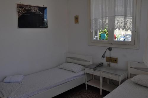 Imagen de la habitación del Hotel Vicky, Piso Livadi. Foto 5
