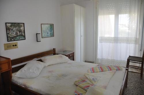 Imagen de la habitación del Hotel Vicky, Piso Livadi. Foto 8