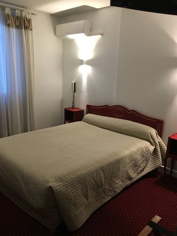 Imagen de la habitación del Hotel Victor Hugo, Dijon. Foto 10