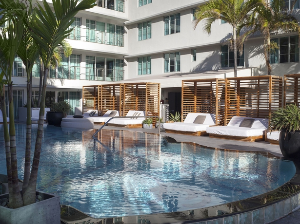 Imagen de la piscina del Hotel Victor South Beach. Foto 13