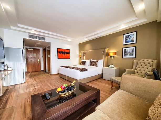 Imagen de la habitación del Hotel Victoria Crown Plaza. Foto 8