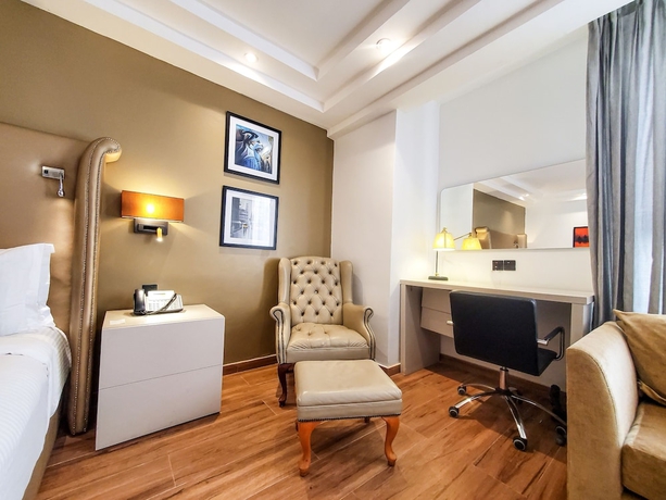 Imagen de la habitación del Hotel Victoria Crown Plaza. Foto 13