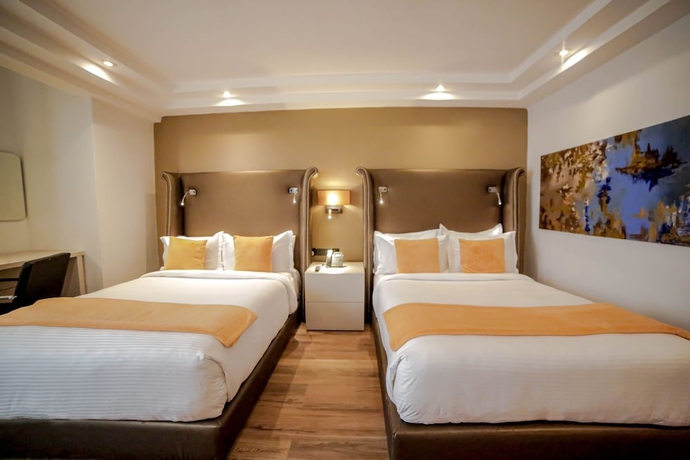 Imagen de la habitación del Hotel Victoria Crown Plaza. Foto 16