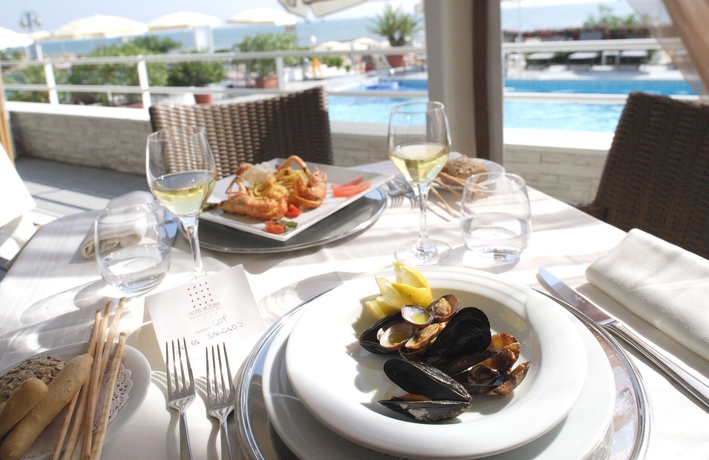 Imagen del bar/restaurante del Hotel Victoria Frontemare. Foto 2