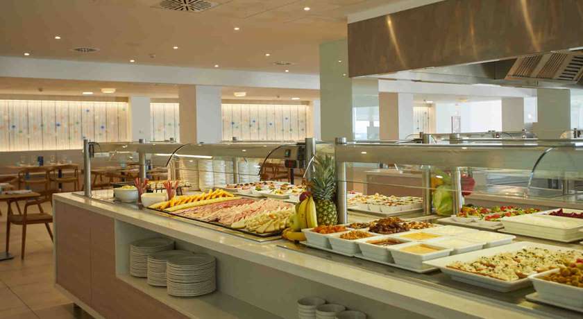 Imagen del bar/restaurante del Hotel Victoria Menorca. Foto 2