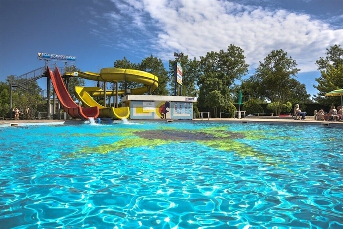 Imagen de la piscina del Hotel Victoria Mobilehome Vacanze S. Francesco. Foto 9