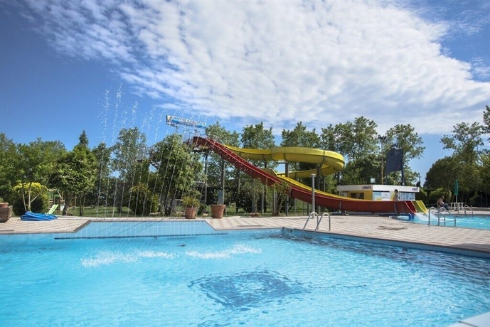 Imagen de la piscina del Hotel Victoria Mobilehome Vacanze S. Francesco. Foto 10