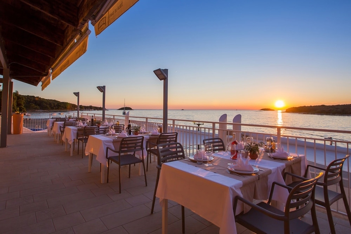 Imagen del bar/restaurante del Hotel Victoria Mobilhome Camping Orsera. Foto 2