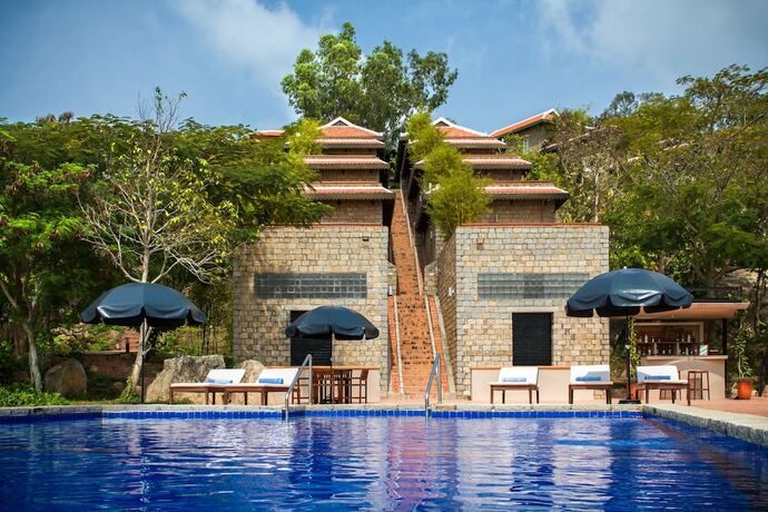 Imagen de la piscina del Hotel Victoria Nui Sam Lodge. Foto 33