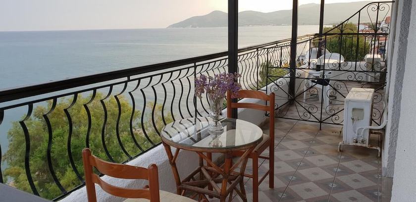 Imagen de los exteriores del Hotel Victoria, Samos. Foto 15