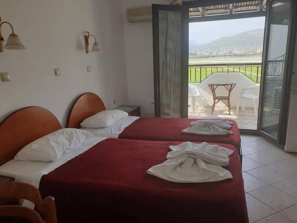 Imagen de la habitación del Hotel Victoria, Samos. Foto 11