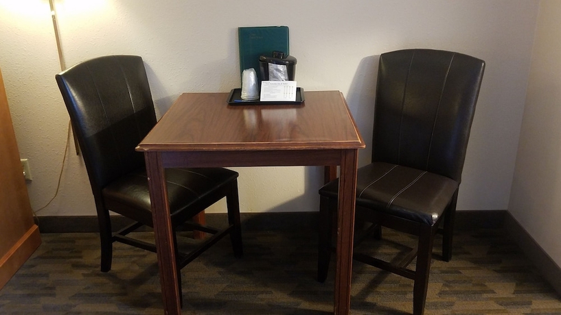 Imagen de la habitación del Hotel Victorian Inn and Suites. Foto 9