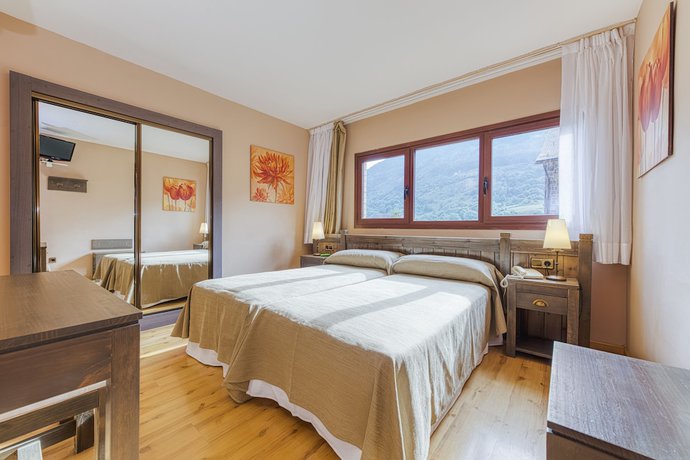 Imagen de la habitación del Hotel Viella. Foto 6