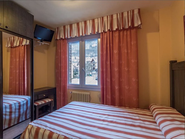 Imagen de la habitación del Hotel Viella. Foto 10