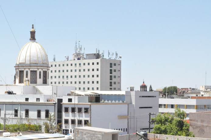 Imagen de los exteriores del Hotel Viena, Irapuato. Foto 16
