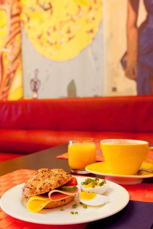 Imagen del bar/restaurante del Hotel Vienna House Easy By Wyndham Rostock. Foto 6