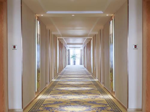 Imagen general del Hotel Vienna International Hubei Zhongxiang Zhongbai Square. Foto 2