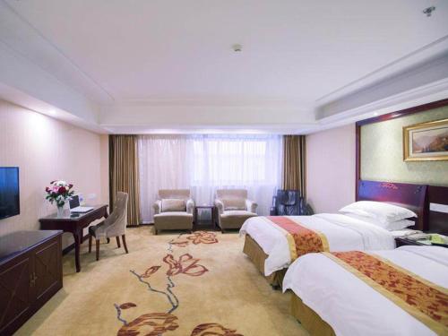 Imagen de la habitación del Hotel Vienna International Yangzhou outlets Plaza Heyuan. Foto 11