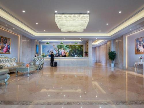 Imagen general del Hotel Vienna Nanning Xiangsi Lake University Town. Foto 3