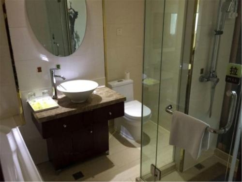 Imagen general del Hotel Vienna Songjiang Xin Qiao. Foto 3