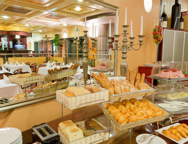 Imagen del bar/restaurante del Hotel Vienna Sporthotel. Foto 4