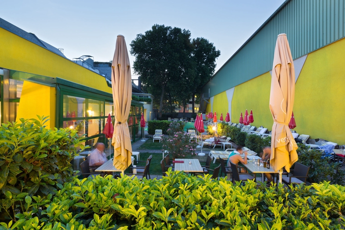 Imagen de la piscina del Hotel Vienna Sporthotel. Foto 15