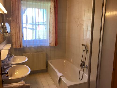 Imagen de la habitación del Hotel Vierjahreszeiten, Flachau. Foto 10