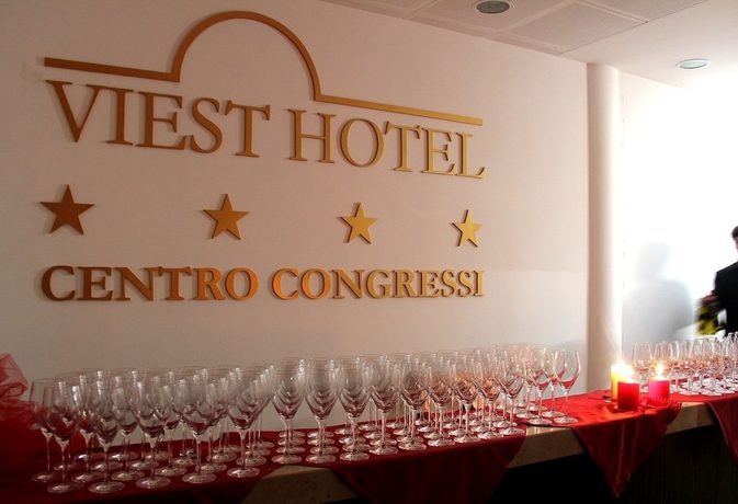 Imagen del bar/restaurante del Hotel Viest. Foto 3