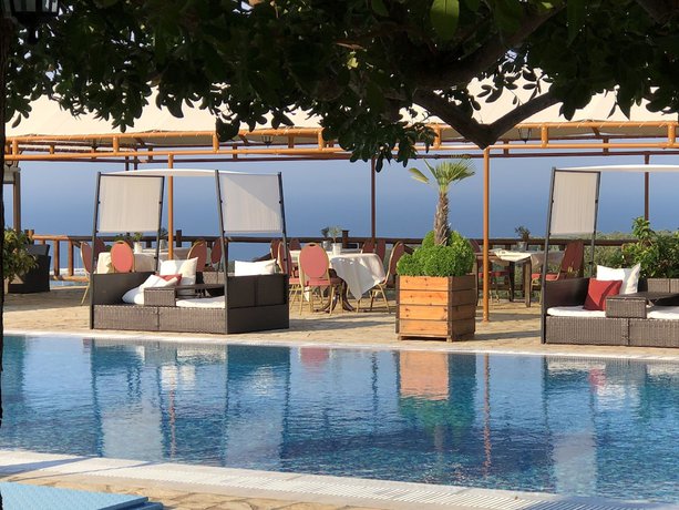 Imagen de la piscina del Hotel Vigla Village Apartment Resort. Foto 18