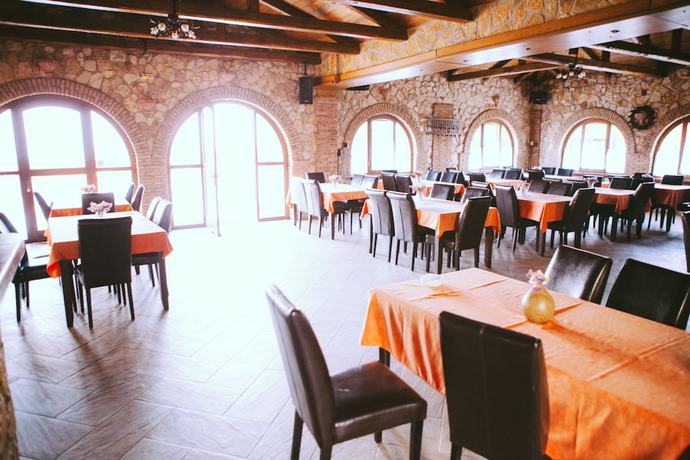 Imagen del bar/restaurante del Hotel Vigla Village Apartment Resort. Foto 7