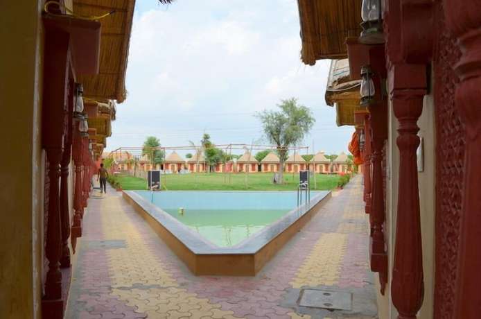 Imagen de la piscina del Hotel Vijayvargiya Dhani. Foto 20