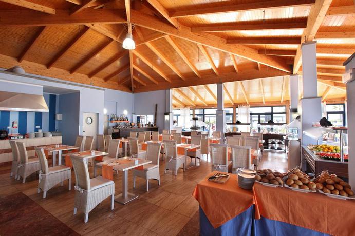 Imagen del bar/restaurante del Hotel Vik Coral Beach. Foto 2